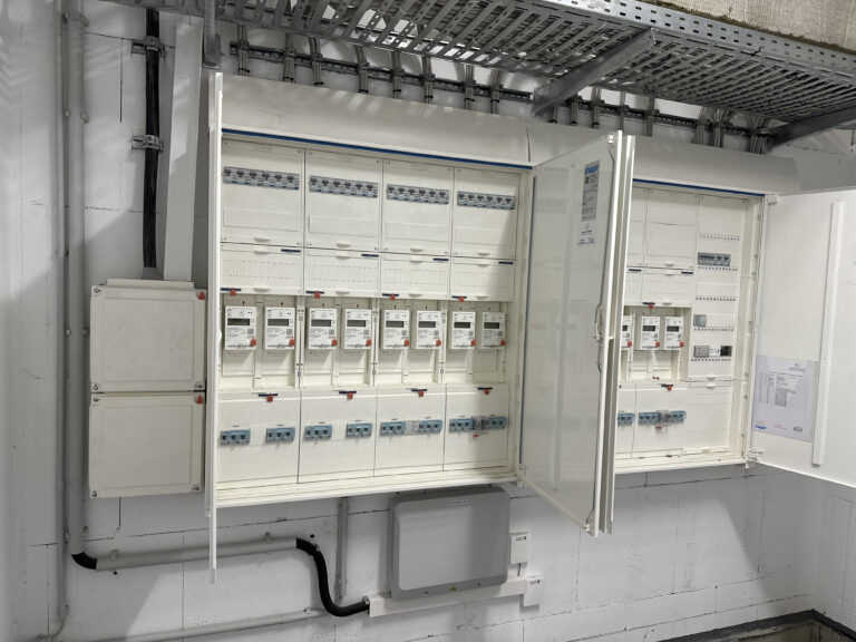 Große elektrische Verteilanlage in einem Technikraum