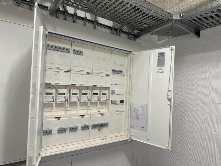 Fertig aufgebaute Zähleranlage mit mehreren Zählerplätzen