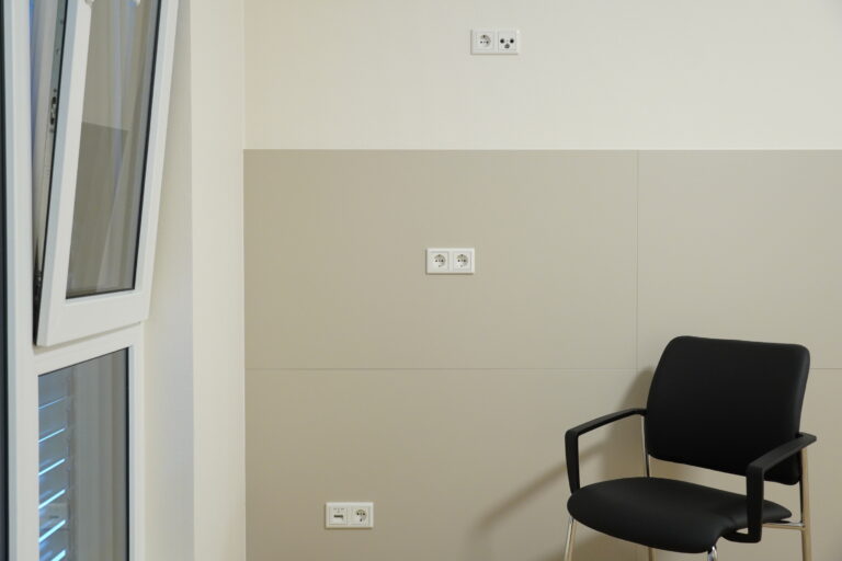 Durchdacht platzierte Anschlüsse in einem fertiggestellten Zimmer